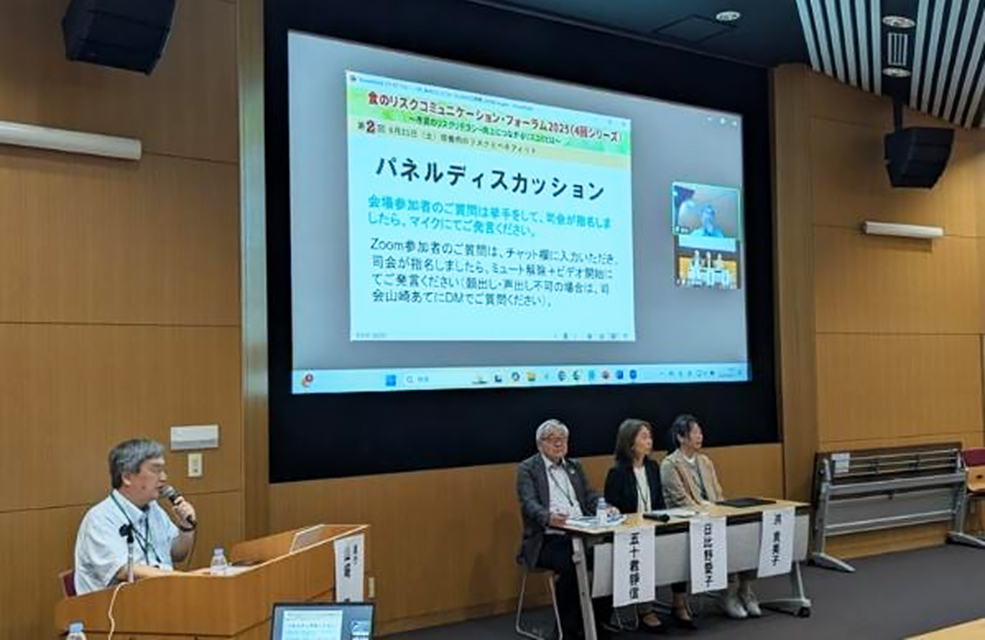 会場参加者とオンライン参加者からの質問を受けて、NPO法人食の安全と安心を科学する会 理事長 山崎 毅さんの司会のもと、質疑応答が行われました。