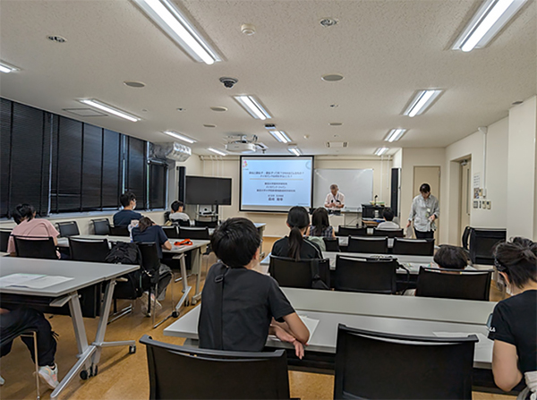 森崎先生のお話を聞く参加者